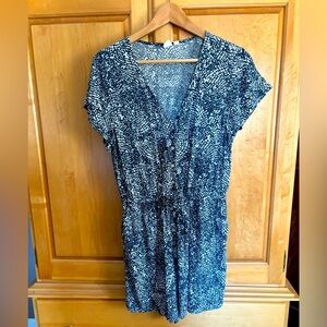 Gap navy blue and white medium short romper